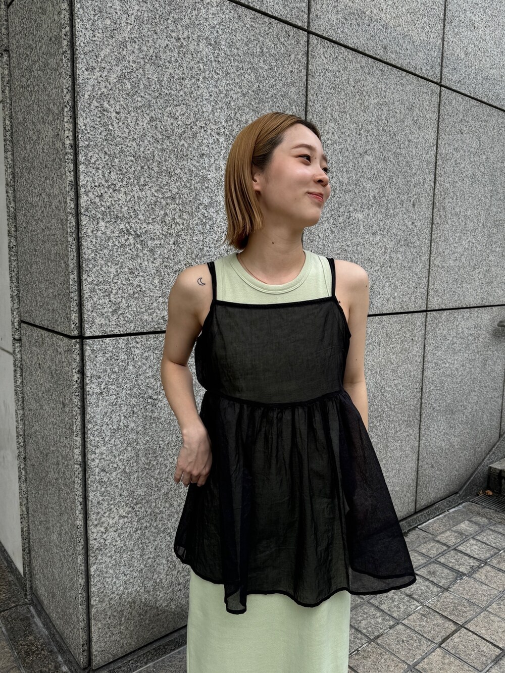 ブラック系のキャミソール、グリーン系のワンピース、ブラック系のサンダルを着用したレディースの夏コーディネートの5枚目の写真