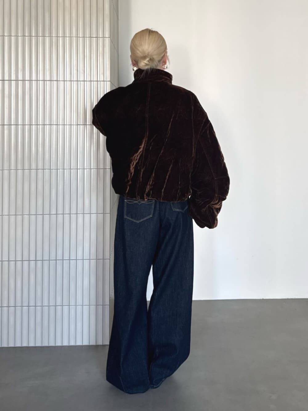 ブルー系のデニムパンツ、ブラウン系のブルゾンを着用したレディースの夏コーディネートの3枚目の写真