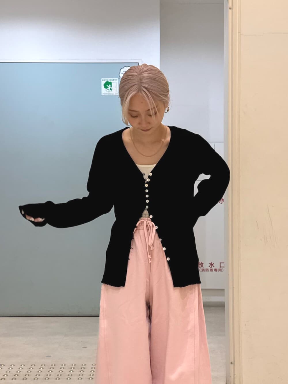 ブラック系のカーディガン/ボレロ、ピンク系のスウェットパンツを着用したレディースの冬コーディネートの4枚目の写真