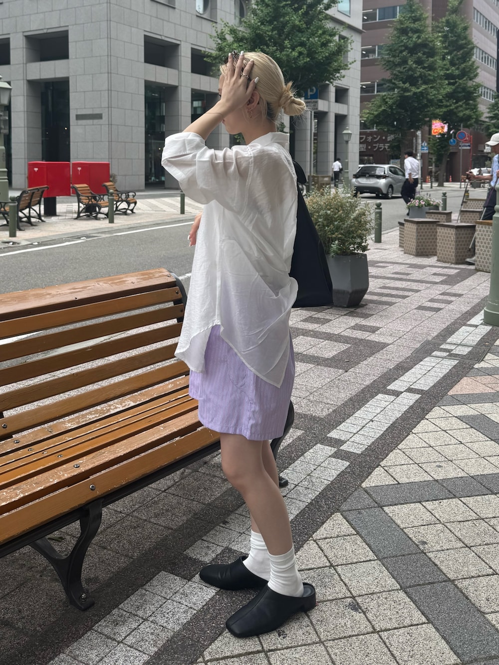 ホワイト系のシャツ/ブラウス、パープル系のその他パンツ、ブラック系のサンダルを着用したレディースの夏コーディネートの2枚目の写真