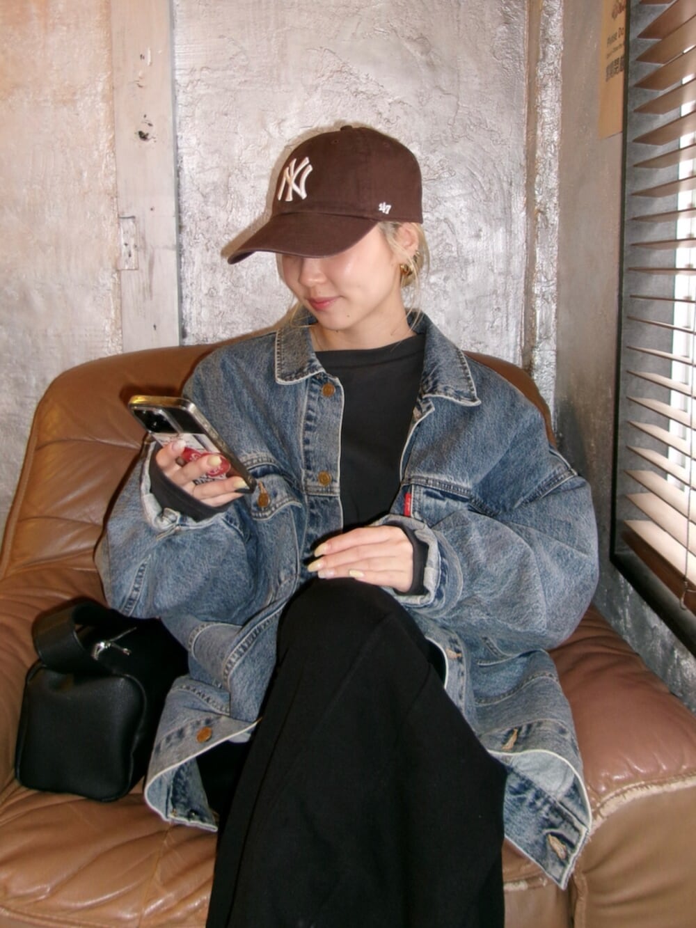 ブラウン系のブーツ、グレー系のTシャツ/カットソー、ブラック系のキャミソールを着用したレディースの春コーディネートの5枚目の写真