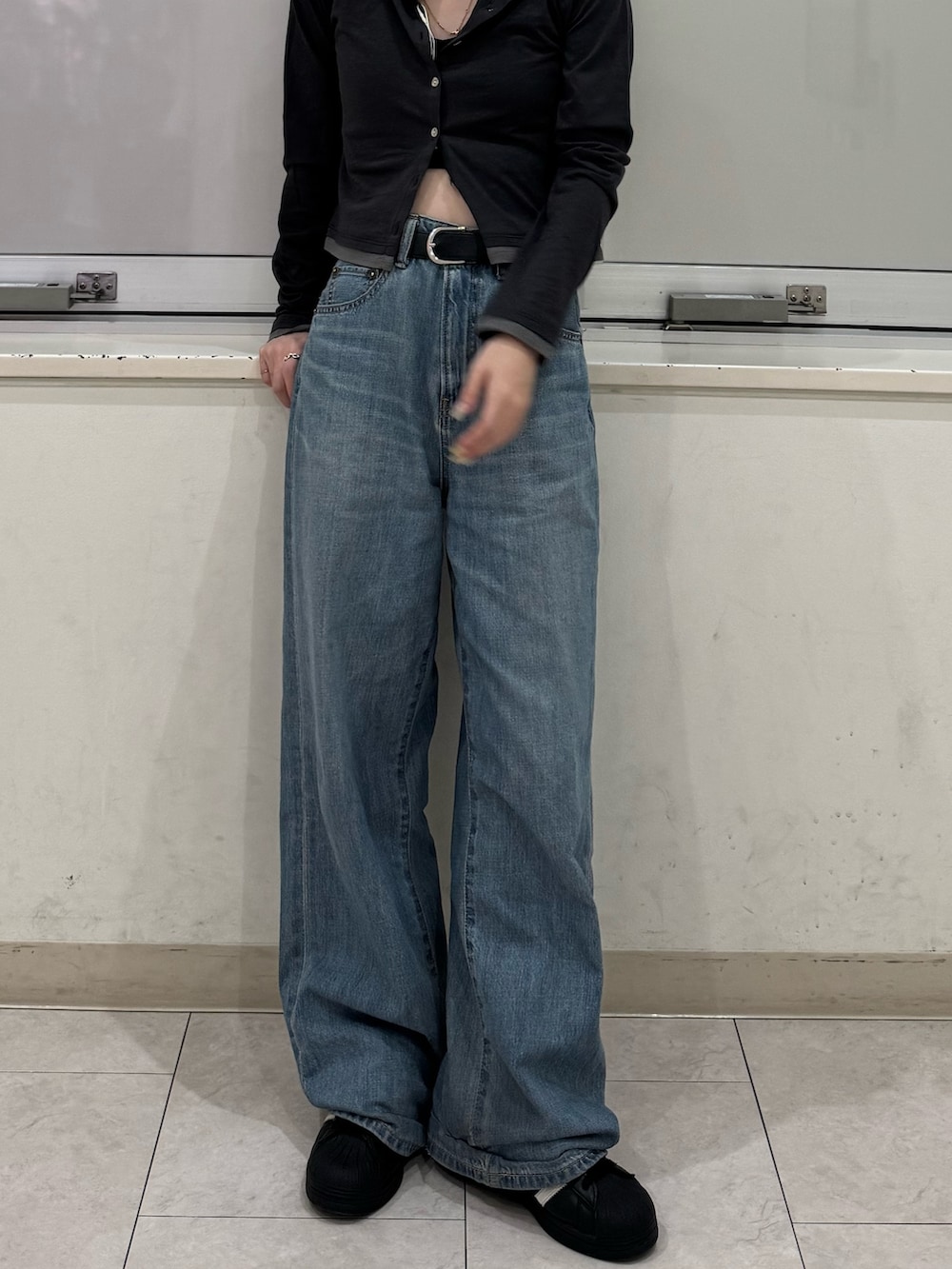 グレー系のカーディガン/ボレロ、ブルー系のデニムパンツを着用したレディースの春コーディネートの5枚目の写真