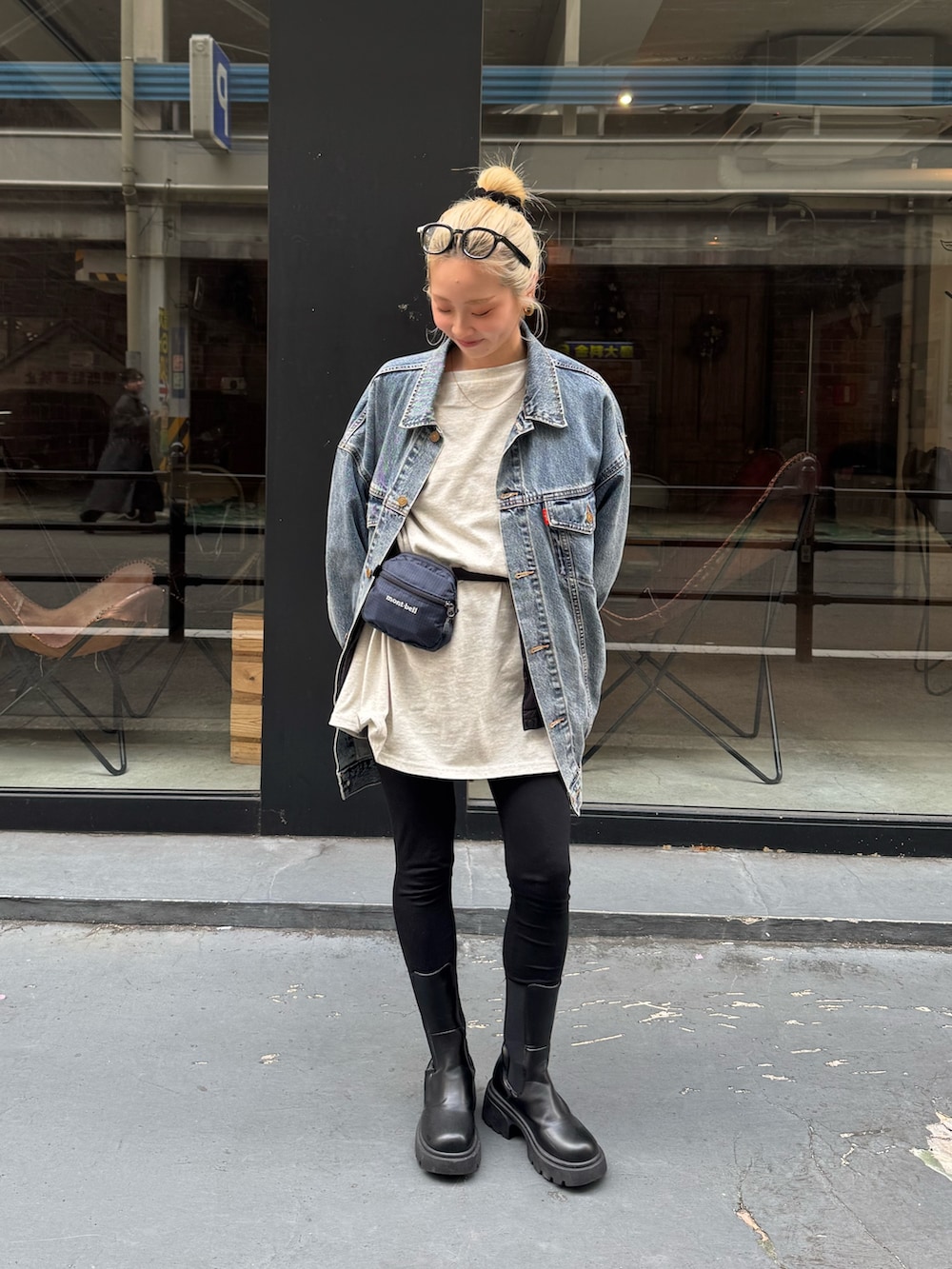 グレー系のTシャツ/カットソー、ブルー系のデニムジャケットを着用したレディースの春コーディネートの5枚目の写真