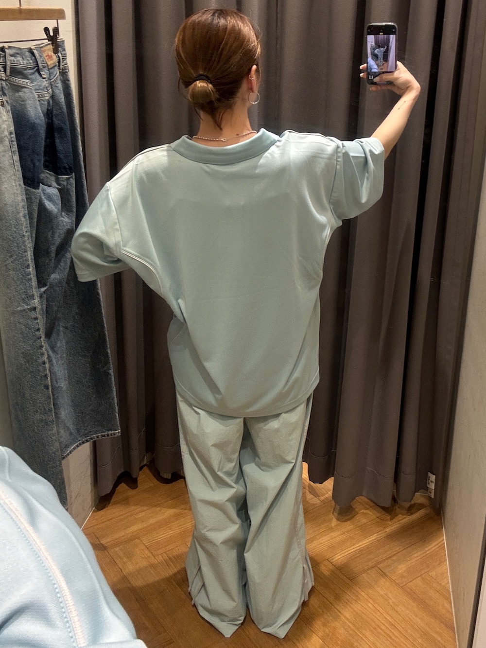 ブルー系のその他パンツ、ブルー系のシャツ/ブラウス、シルバー系のピアス(両耳用)を着用したレディースの春コーディネートの3枚目の写真