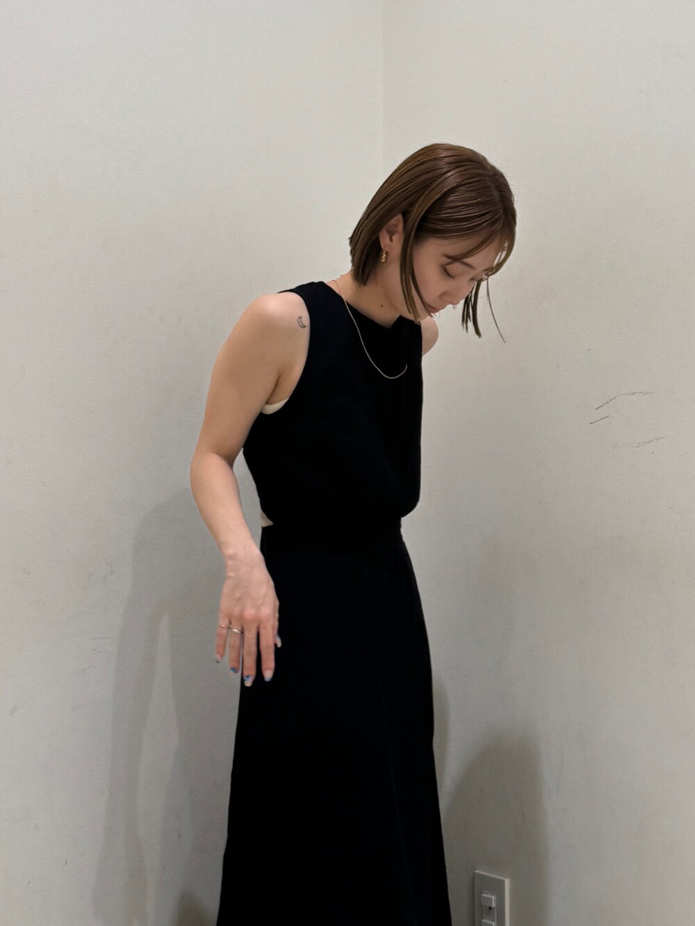 ホワイト系のキャミソール、ブラック系のワンピースを着用したレディースの夏コーディネートの5枚目の写真