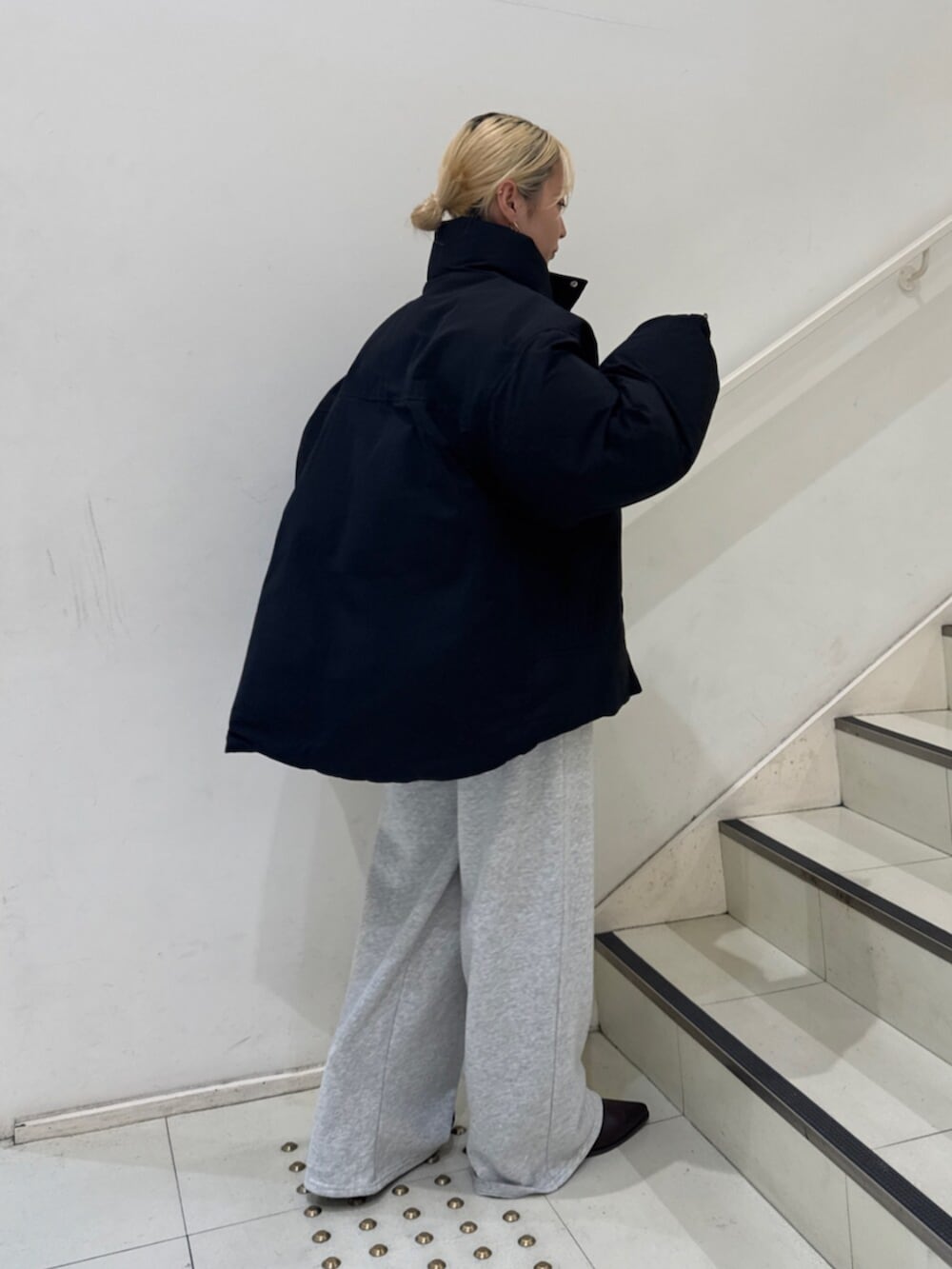 ブラウン系のブーツ、グレー系のスウェットパンツ、ブルー系のカーディガン/ボレロを着用したレディースの冬コーディネートの5枚目の写真