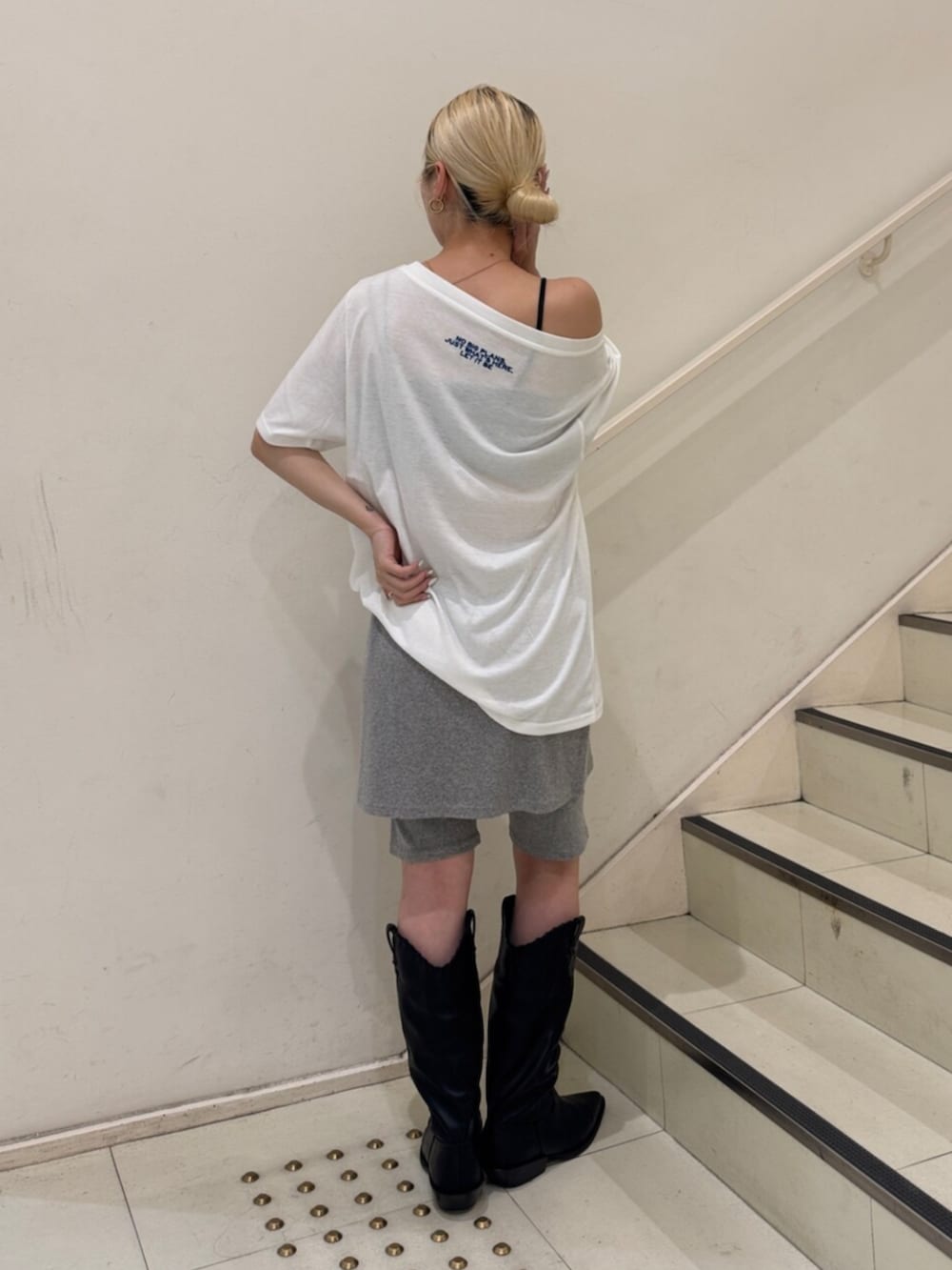 ブラック系のブーツ、ホワイト系のTシャツ/カットソー、グレー系のその他パンツを着用したレディースの夏コーディネートの3枚目の写真