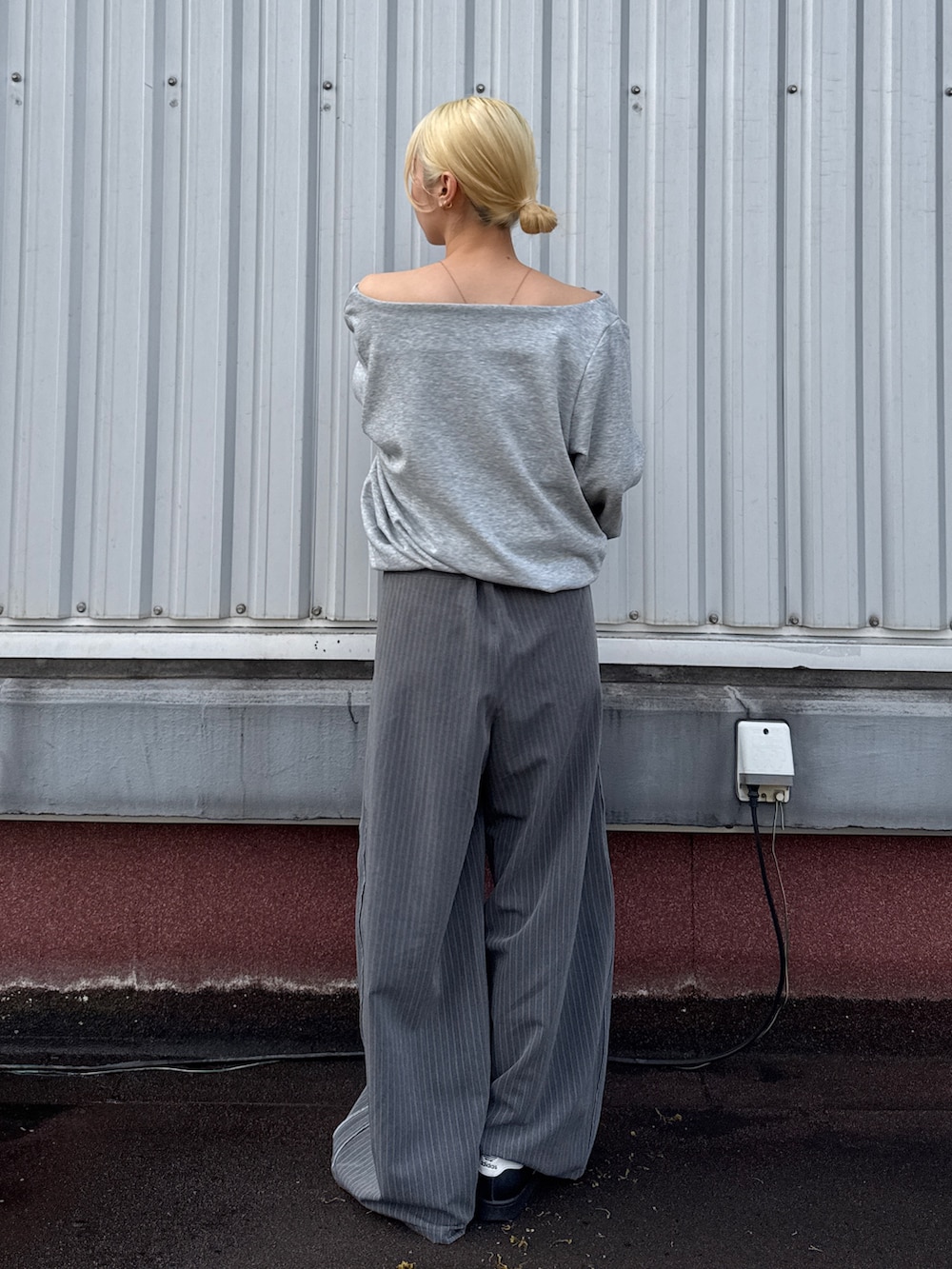 グレー系のTシャツ/カットソー、グレー系のその他パンツを着用したレディースの冬コーディネートの3枚目の写真