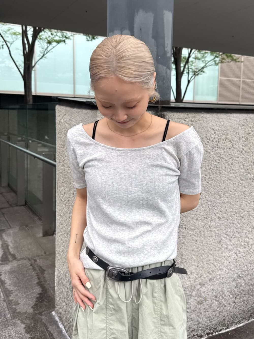 ブラック系のサンダル、グレー系のTシャツ/カットソー、グリーン系のその他パンツを着用したレディースの夏コーディネートの4枚目の写真