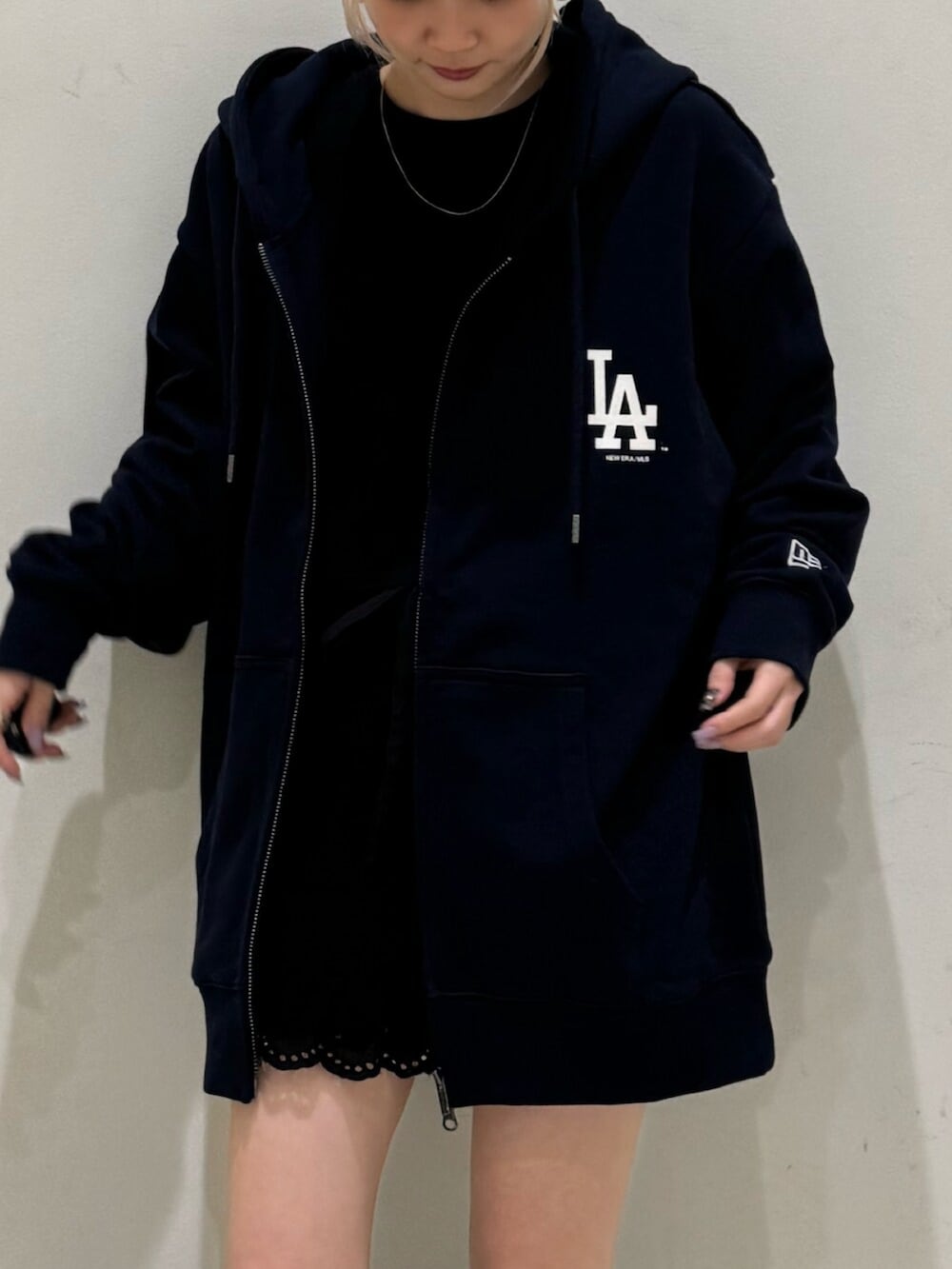 ブラック系のブーツ、ブルー系のパーカー、ブラック系のTシャツ/カットソーを着用したレディースの春コーディネートの4枚目の写真