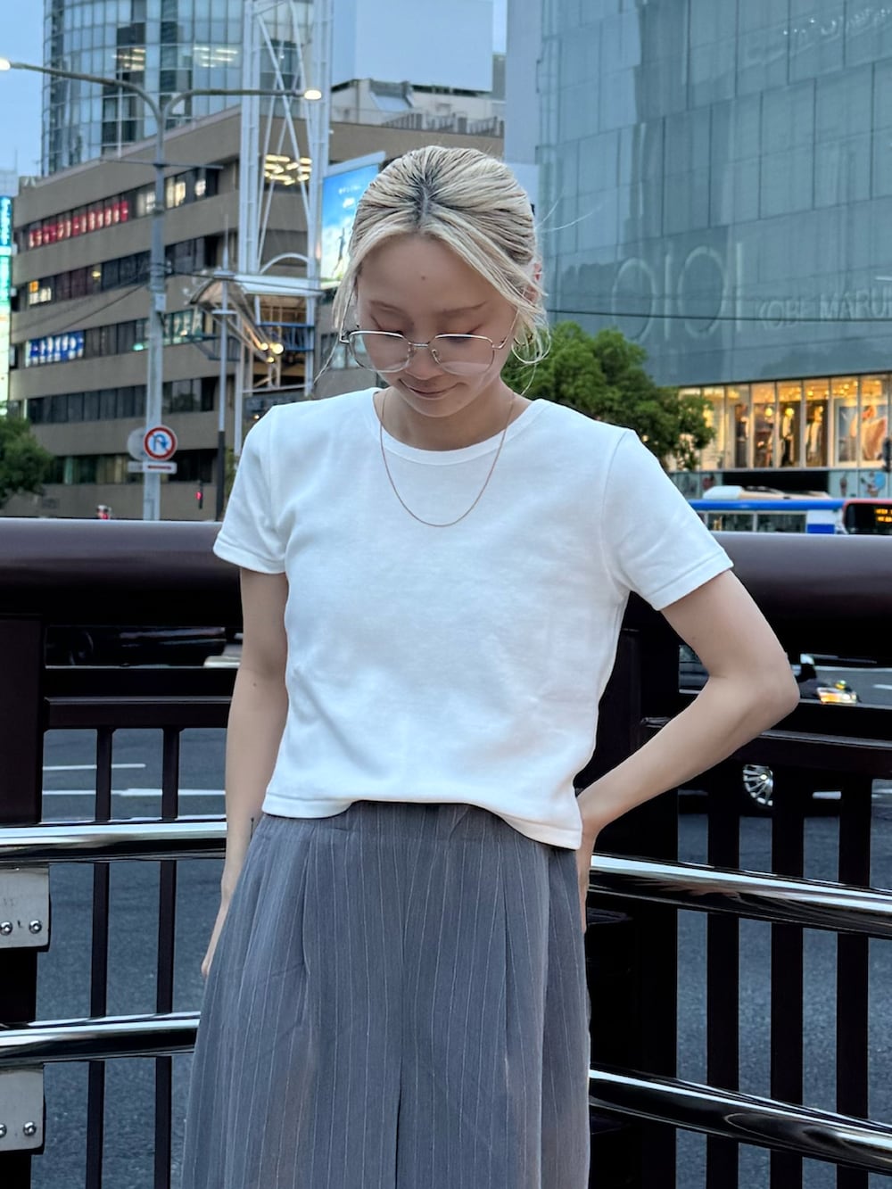 ホワイト系のTシャツ/カットソー、グレー系のその他パンツ、ブラック系のサンダルを着用したレディースの春コーディネートの4枚目の写真
