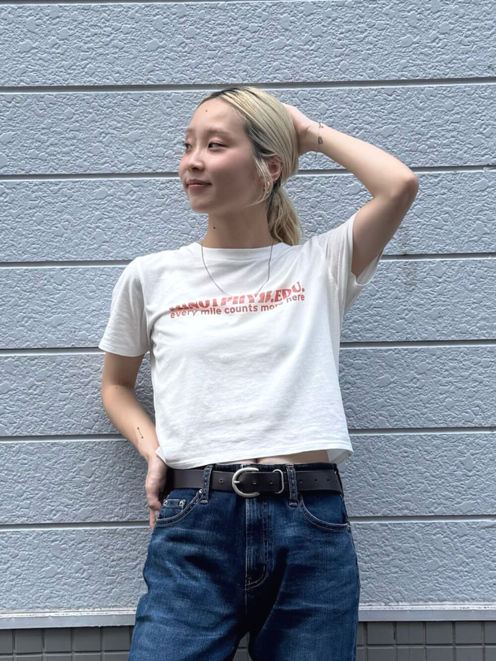 シルバー系のサンダル、ブルー系のデニムパンツ、ホワイト系のTシャツ/カットソーを着用したレディースの夏コーディネートの4枚目の写真