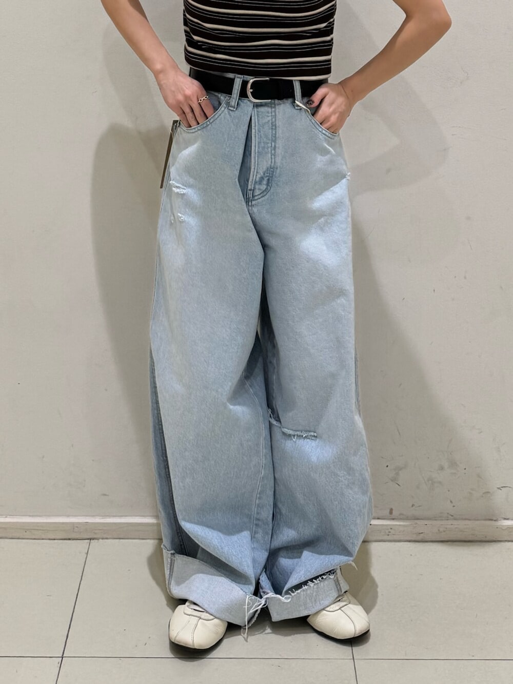 ブルー系のデニムパンツ、ブラウン系のTシャツ/カットソーを着用したレディースの春コーディネートの5枚目の写真