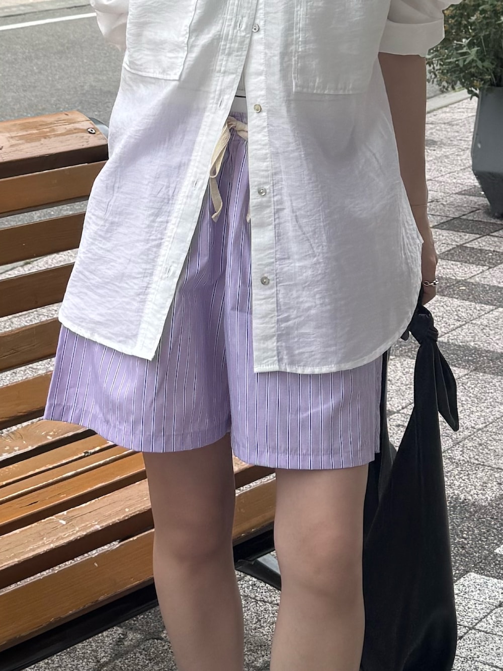 ホワイト系のシャツ/ブラウス、パープル系のその他パンツ、ブラック系のサンダルを着用したレディースの夏コーディネートの5枚目の写真