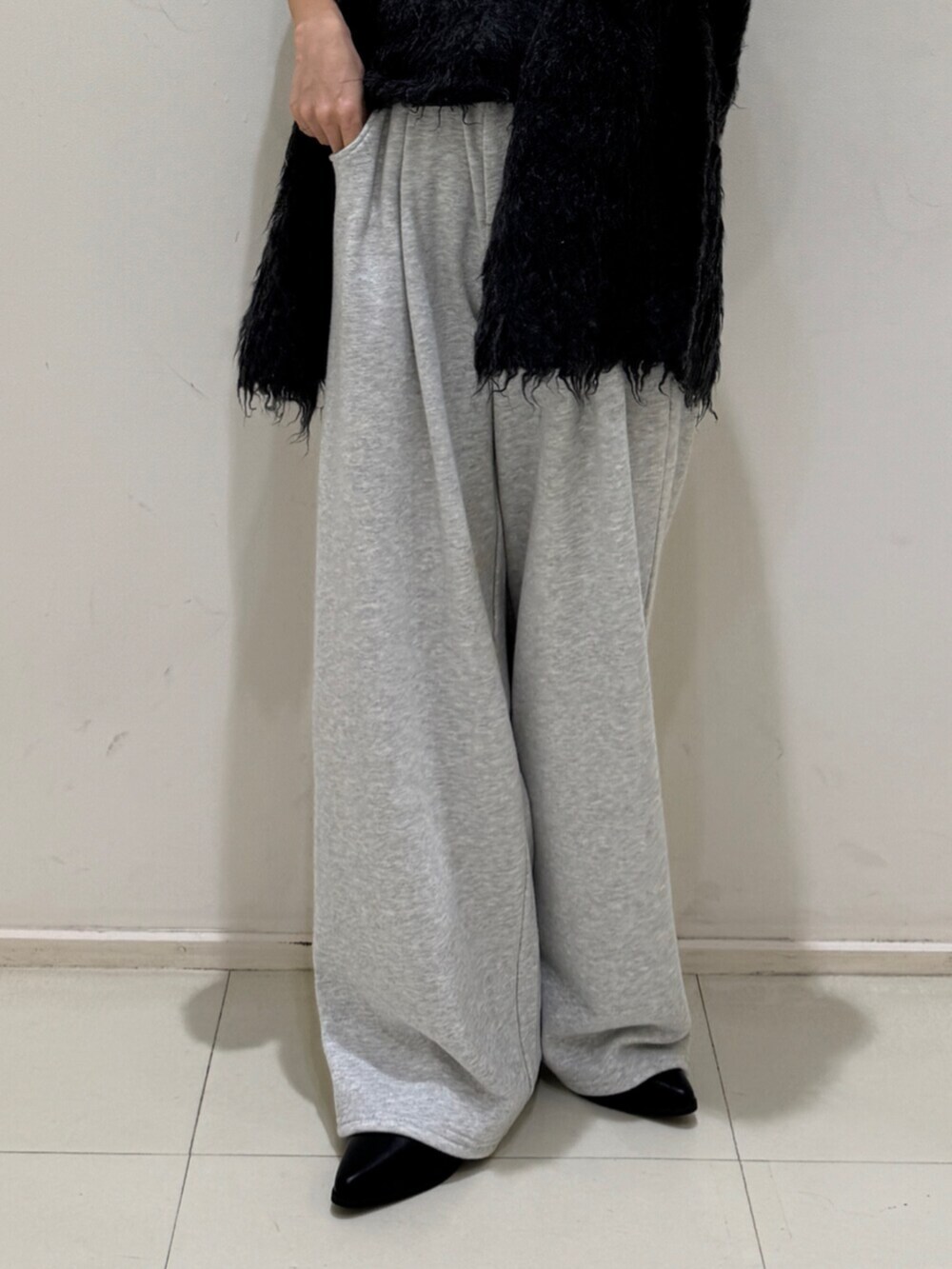 ブラック系のブーツ、グレー系のカーディガン/ボレロ、グレー系のスウェットパンツを着用したレディースの秋コーディネートの5枚目の写真