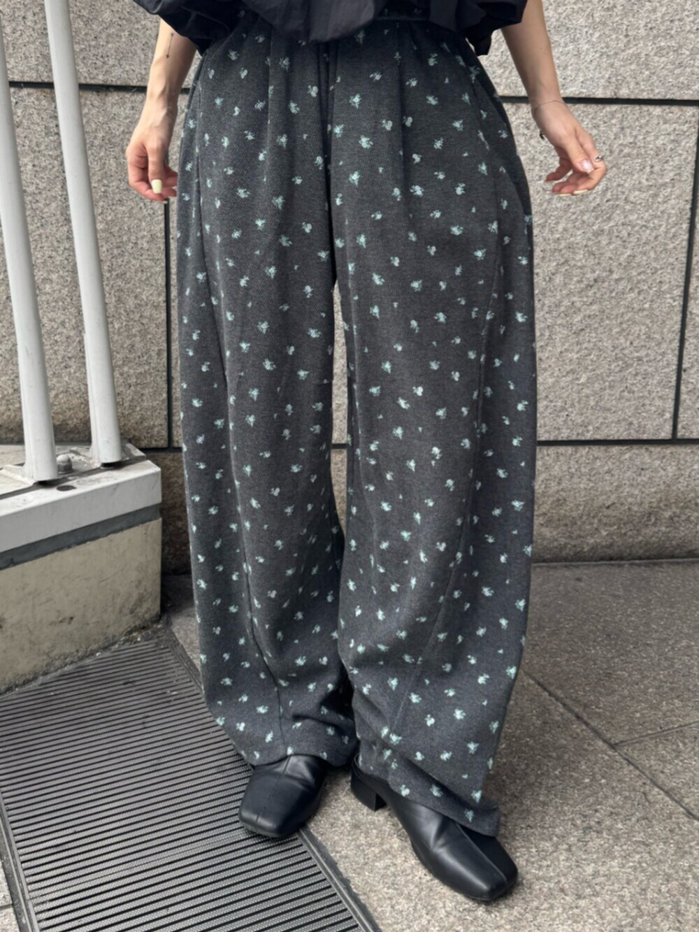 ブラック系のサンダル、ブラック系のキャミソール、グレー系のその他パンツを着用したレディースの夏コーディネートの6枚目の写真