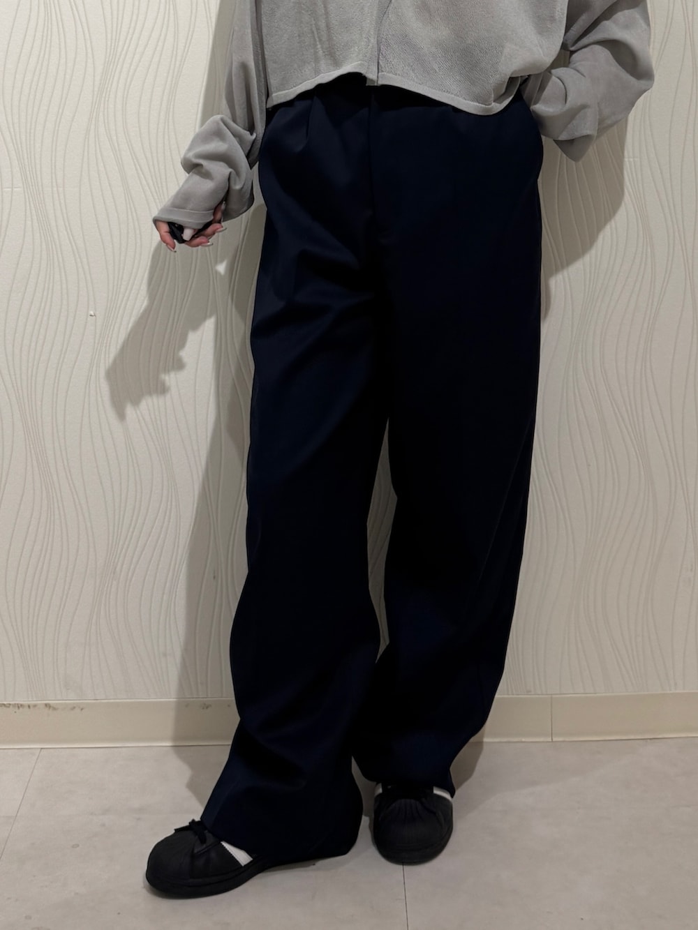 グレー系のカーディガン/ボレロ、ブルー系のその他パンツ、シルバー系のネックレスを着用したレディースの春コーディネートの7枚目の写真