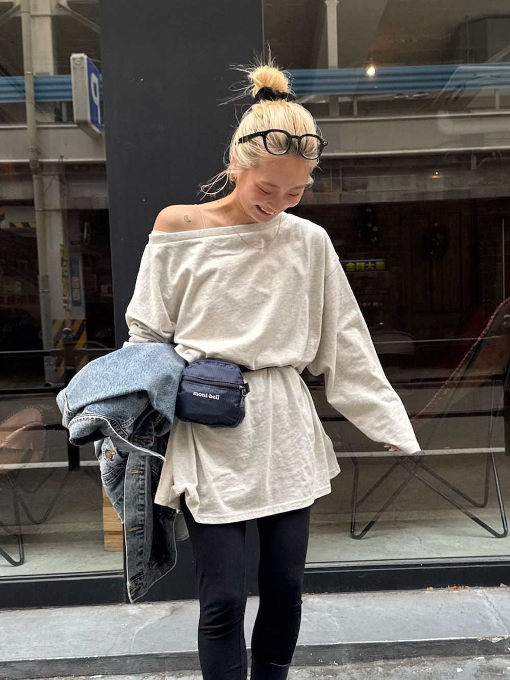 グレー系のTシャツ/カットソー、ブルー系のデニムジャケットを着用したレディースの春コーディネートの4枚目の写真