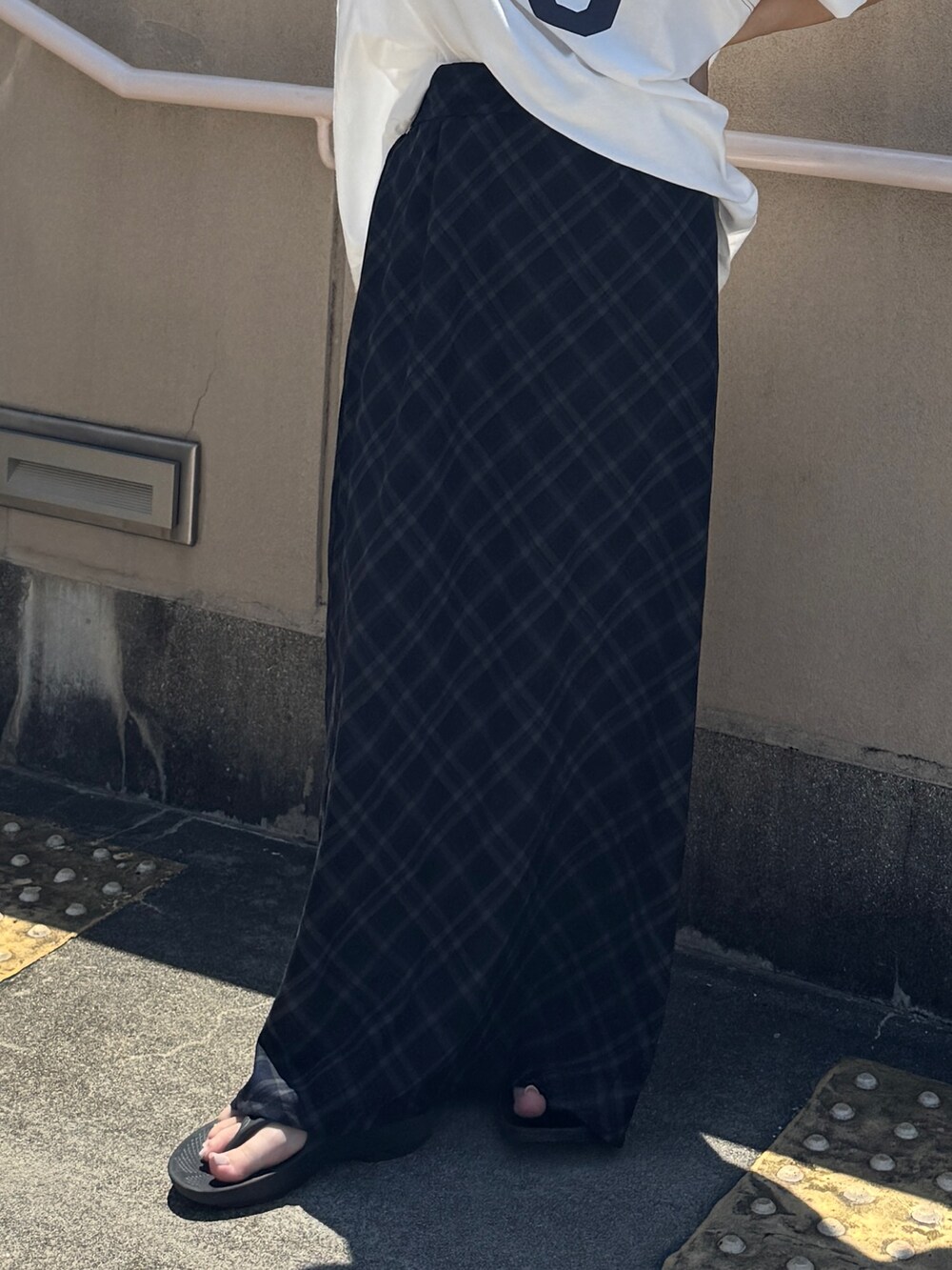 ホワイト系のTシャツ/カットソー、ブルー系のスカートを着用したレディースの夏コーディネートの5枚目の写真