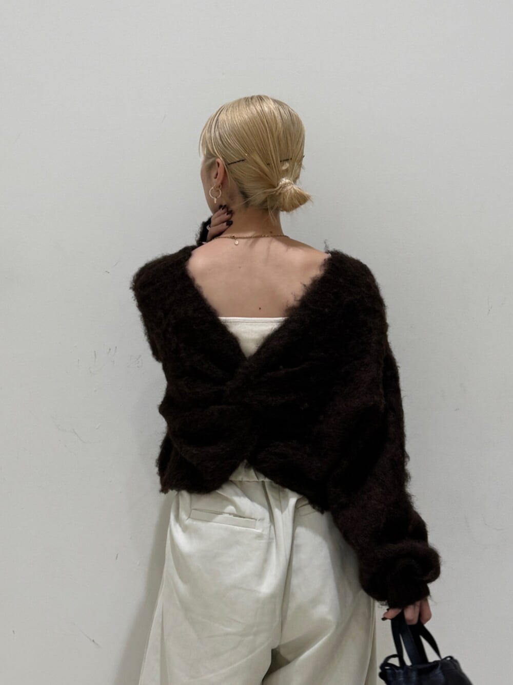 ブラック系のショルダーバッグ、ホワイト系のその他パンツ、ブラック系のスリッポンを着用したレディースの秋コーディネートの4枚目の写真