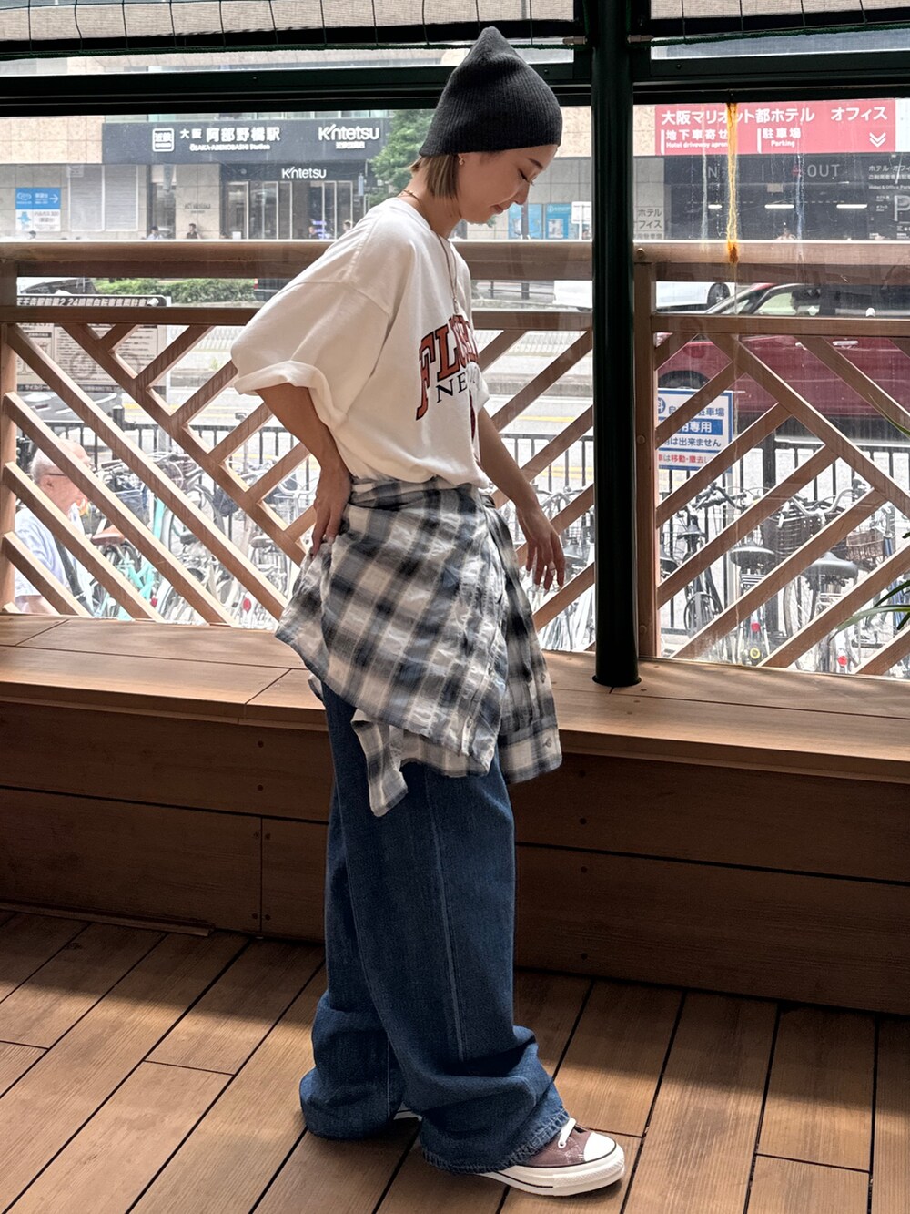 ホワイト系のTシャツ/カットソー、ブルー系のシャツ/ブラウス、ブルー系のデニムパンツを着用したレディースの夏コーディネートの2枚目の写真