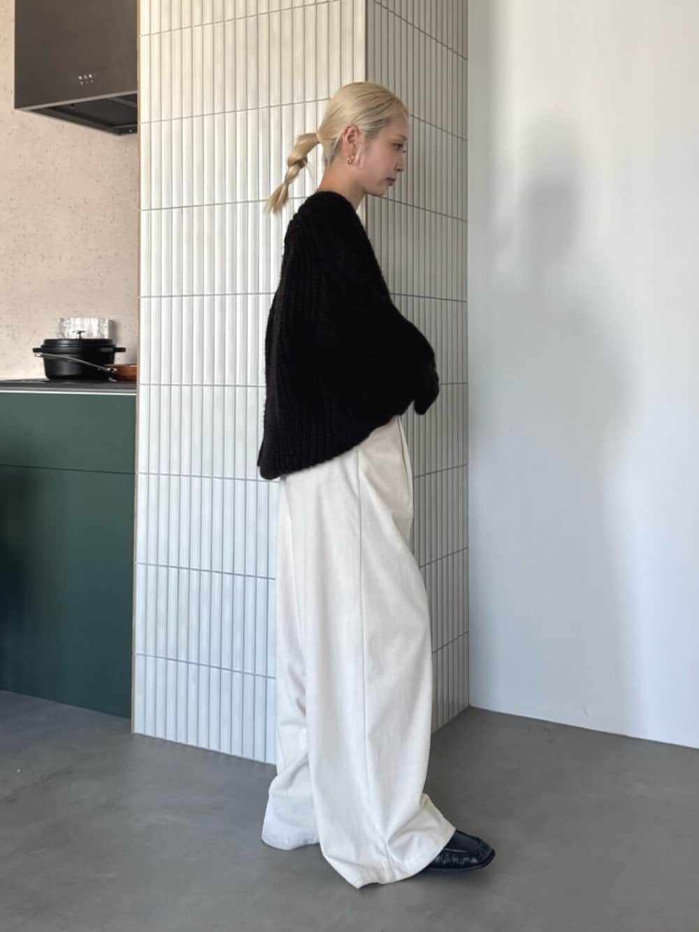 ホワイト系のその他パンツ、ブラウン系のニット/セーターを着用したレディースの秋コーディネートの2枚目の写真