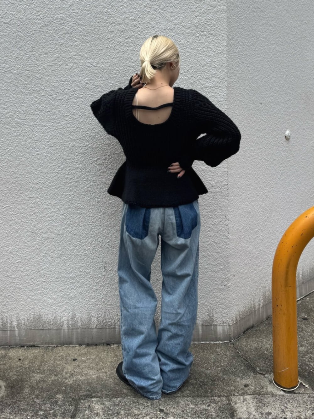 ブラック系のその他シューズ、ブルー系のデニムパンツ、ブラック系のニット/セーターを着用したレディースの秋コーディネートの3枚目の写真