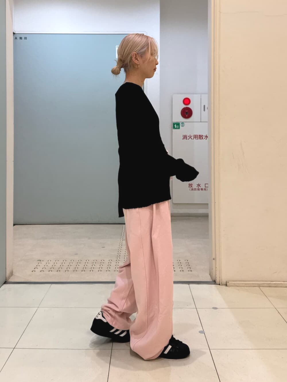 ブラック系のカーディガン/ボレロ、ピンク系のスウェットパンツを着用したレディースの冬コーディネートの2枚目の写真