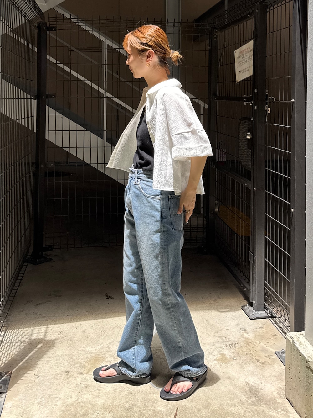 ホワイト系のシャツ/ブラウス、ブラック系のキャミソール、ブルー系のデニムパンツを着用したレディースの夏コーディネートの2枚目の写真