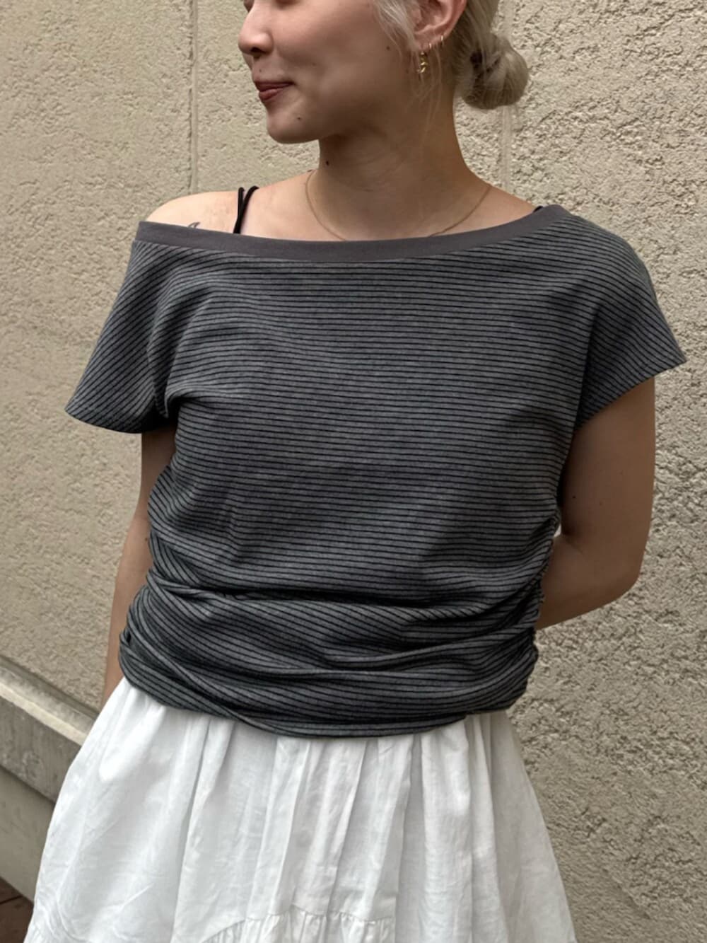 ブラック系のサンダル、グレー系のTシャツ/カットソー、ホワイト系のスカートを着用したレディースの夏コーディネートの4枚目の写真