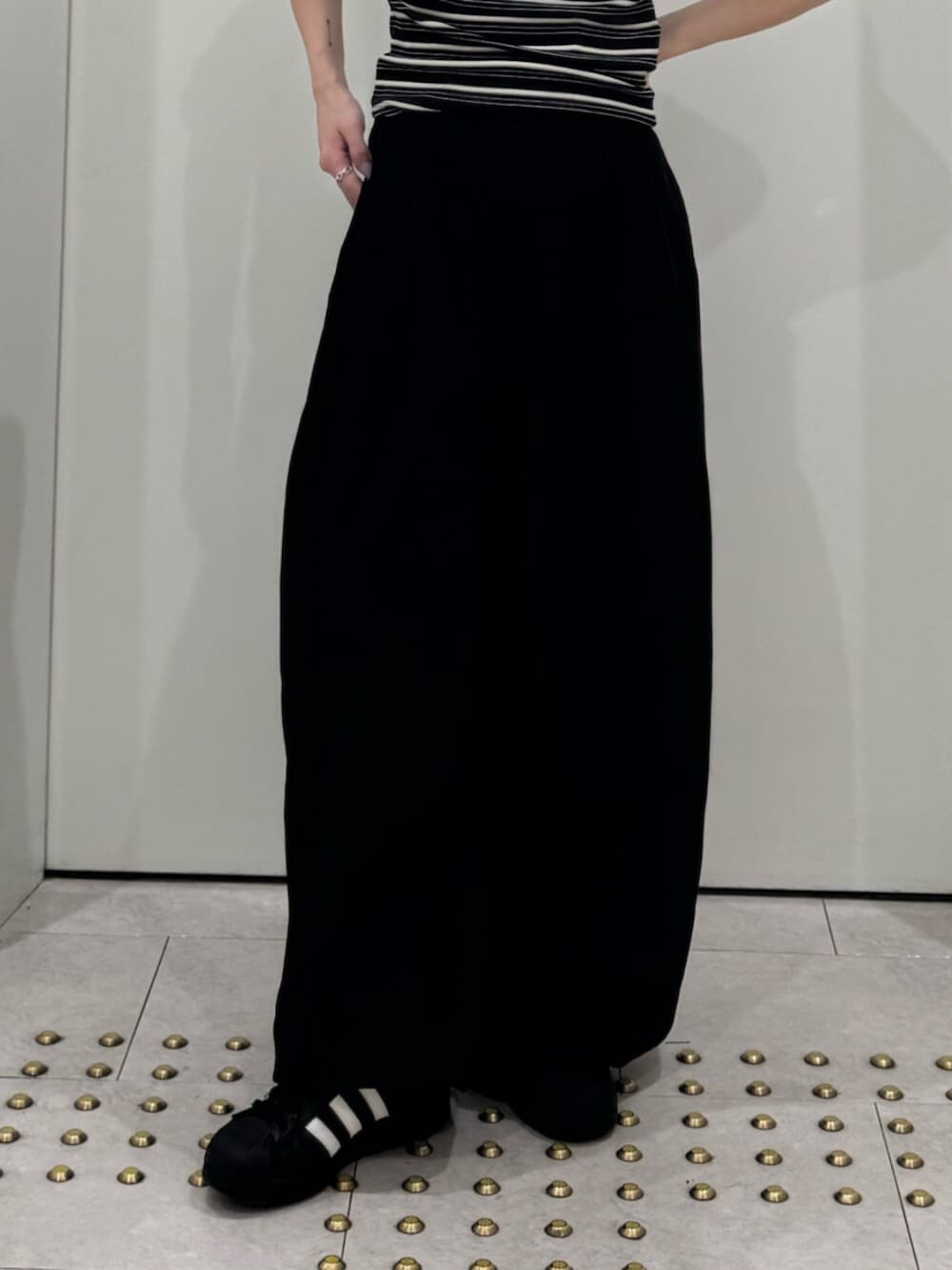 グレー系のTシャツ/カットソー、ピンク系のその他パンツを着用したレディースの春コーディネートの5枚目の写真