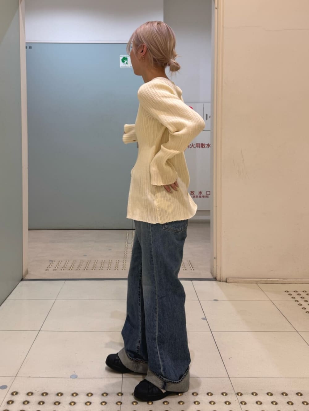 ホワイト系のカーディガン/ボレロ、ブルー系のデニムパンツを着用したレディースの冬コーディネートの2枚目の写真