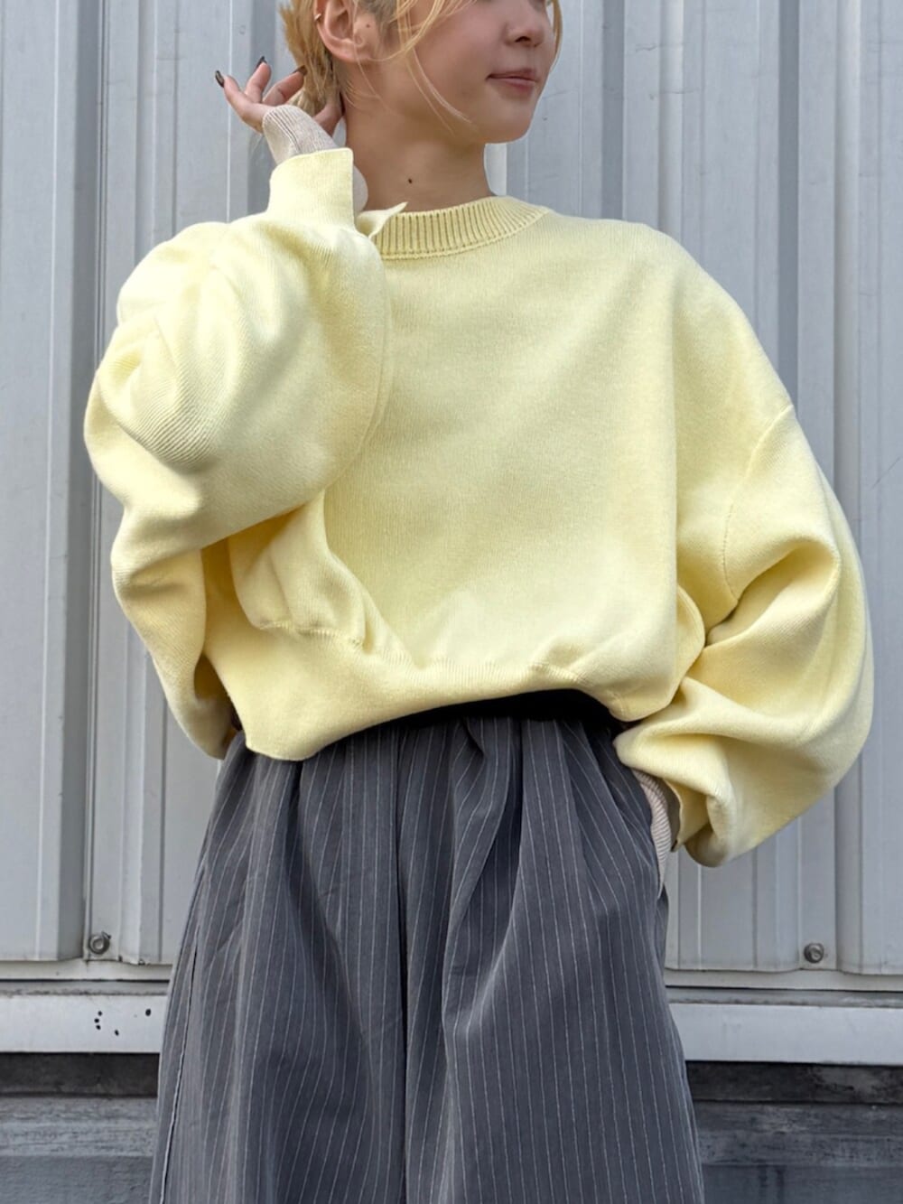 グレー系のその他パンツ、イエロー系のニット/セーターを着用したレディースの冬コーディネートの4枚目の写真