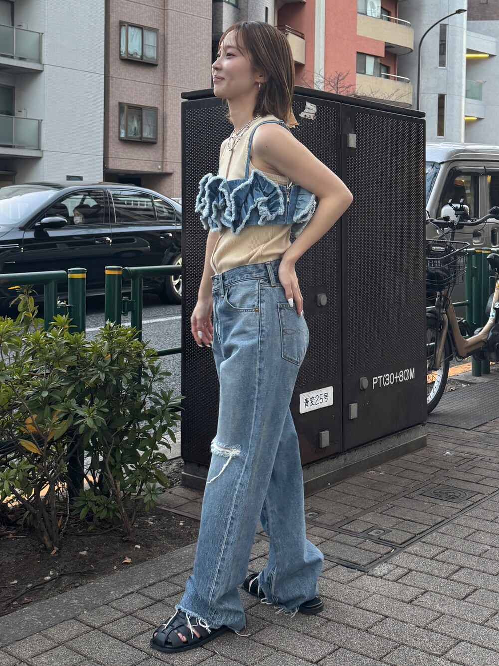 ブルー系のキャミソール、ホワイト系のタンクトップ、ブルー系のデニムパンツを着用したレディースの春コーディネートの2枚目の写真