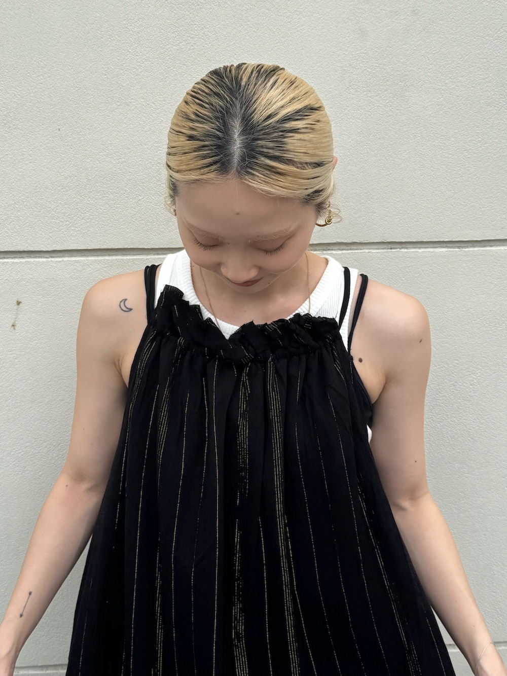 ブラック系のワンピース、ホワイト系のタンクトップを着用したレディースの夏コーディネートの4枚目の写真