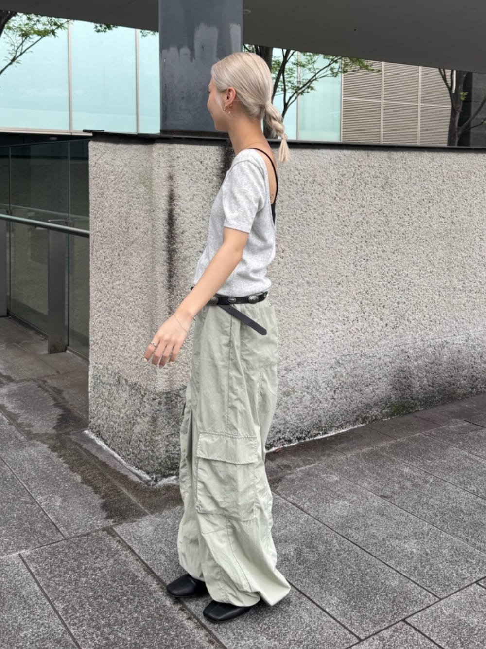 ブラック系のサンダル、グレー系のTシャツ/カットソー、グリーン系のその他パンツを着用したレディースの夏コーディネートの2枚目の写真