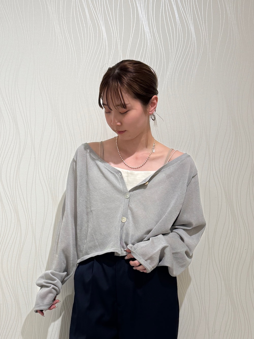 グレー系のカーディガン/ボレロ、ブルー系のその他パンツ、シルバー系のネックレスを着用したレディースの春コーディネートの4枚目の写真