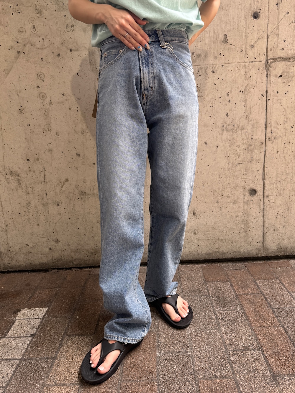 ブルー系のTシャツ/カットソー、ブルー系のデニムパンツを着用したレディースの夏コーディネートの7枚目の写真