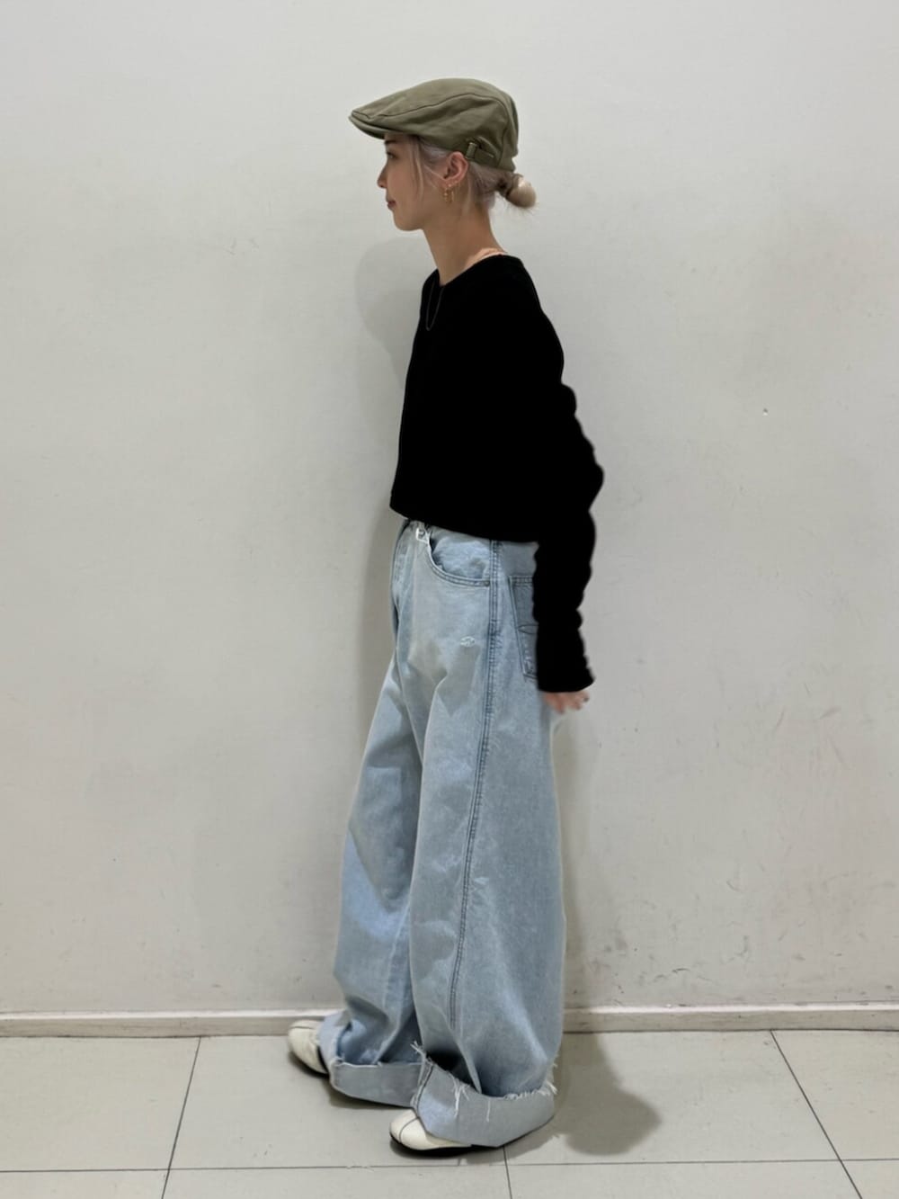 ブルー系のデニムパンツ、ブラック系のTシャツ/カットソー、ブラック系のハンチング/ベレー帽を着用したレディースの春コーディネートの2枚目の写真