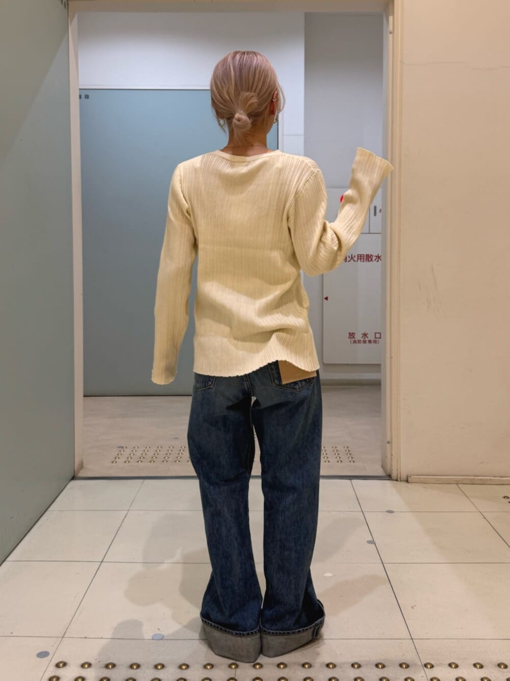 ホワイト系のカーディガン/ボレロ、ブルー系のデニムパンツを着用したレディースの冬コーディネートの3枚目の写真