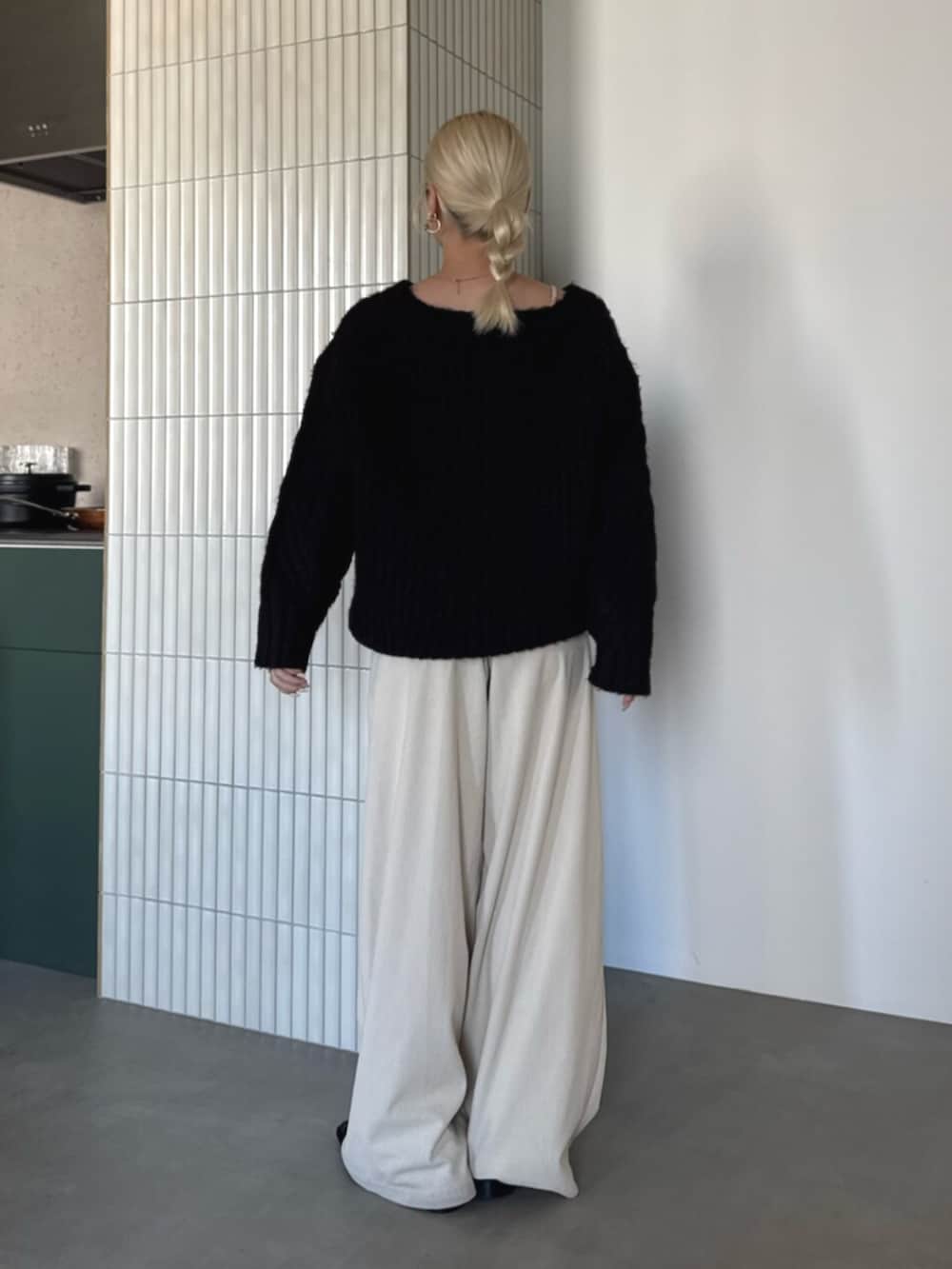 ホワイト系のその他パンツ、ブラウン系のニット/セーターを着用したレディースの秋コーディネートの3枚目の写真