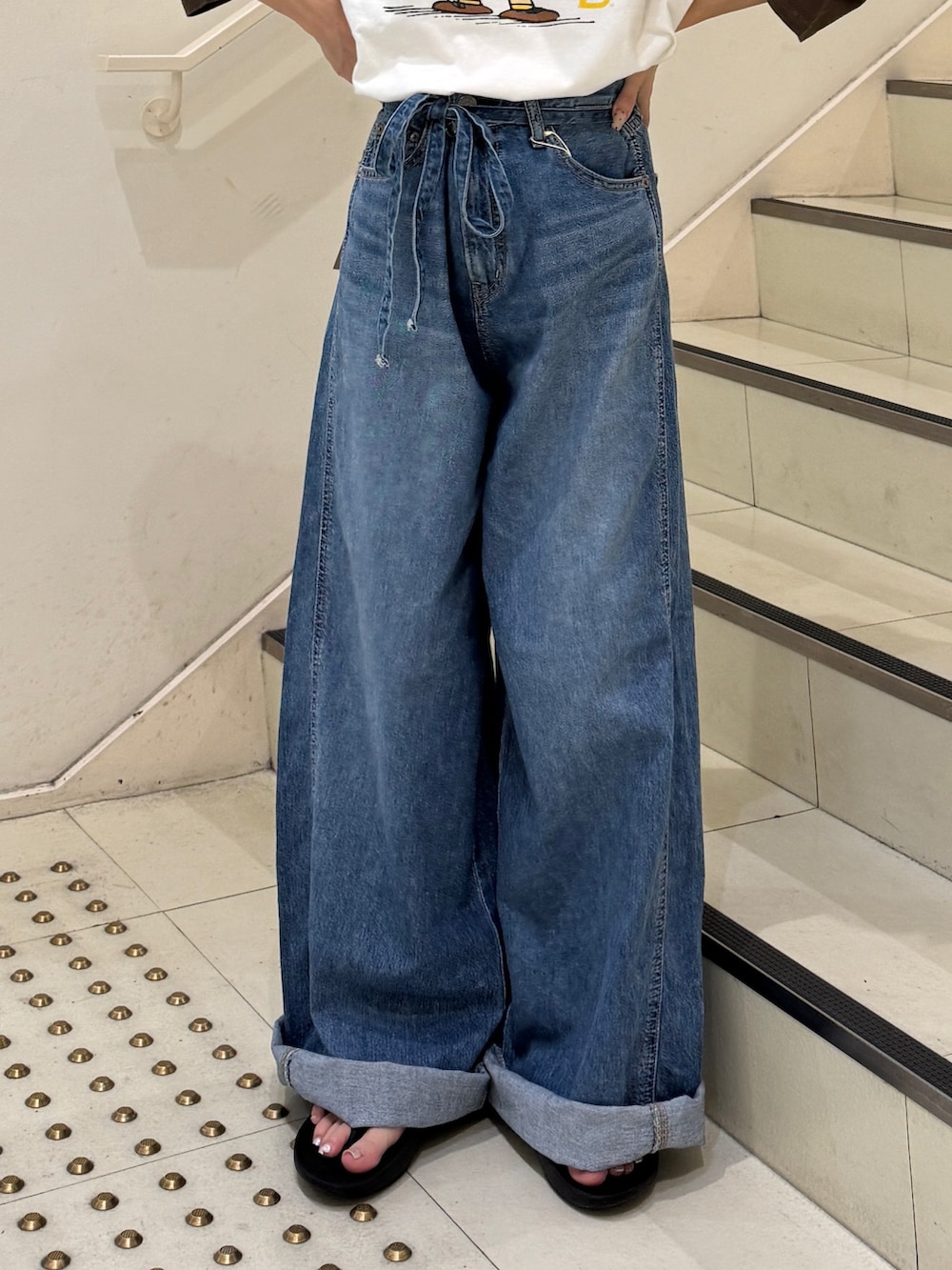 ブラウン系のTシャツ/カットソー、ブルー系のデニムパンツを着用したレディースの夏コーディネートの5枚目の写真