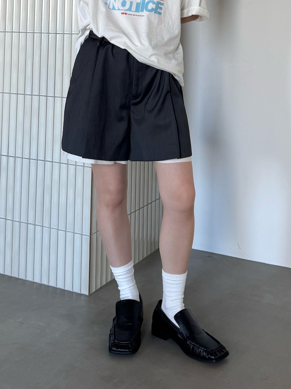 ホワイト系のTシャツ/カットソー、グレー系のその他パンツを着用したレディースの夏コーディネートの5枚目の写真