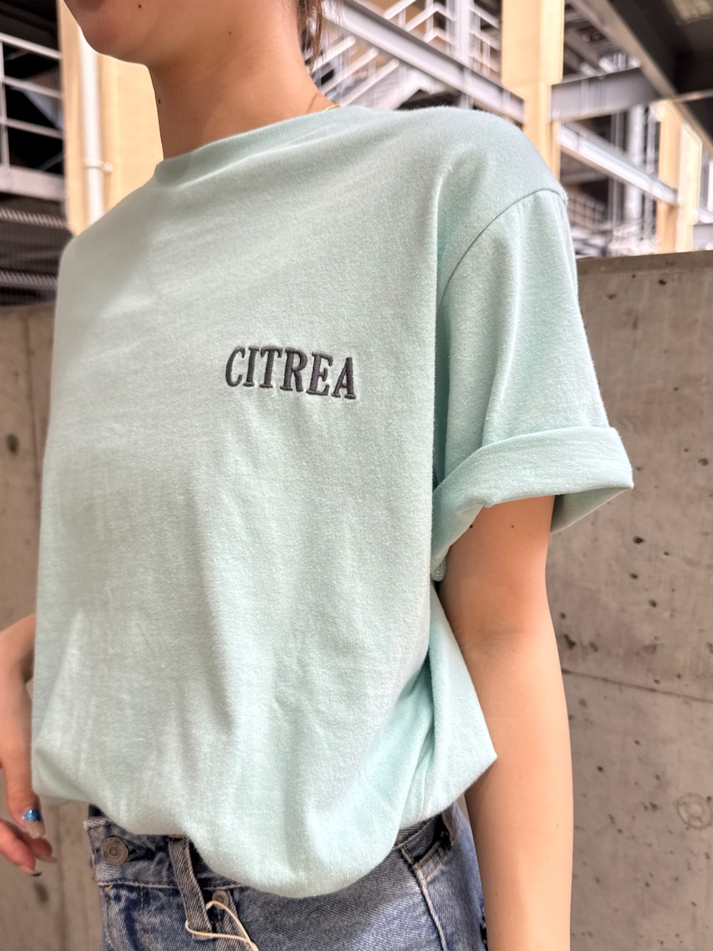 ブルー系のTシャツ/カットソー、ブルー系のデニムパンツを着用したレディースの夏コーディネートの6枚目の写真