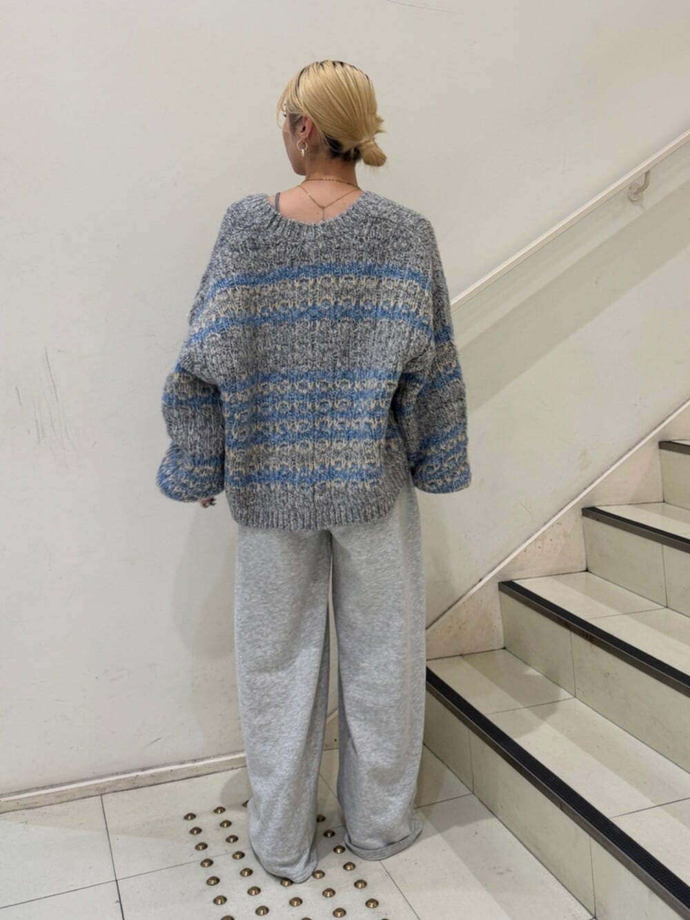 ブラウン系のブーツ、グレー系のスウェットパンツ、ブルー系のカーディガン/ボレロを着用したレディースの冬コーディネートの3枚目の写真