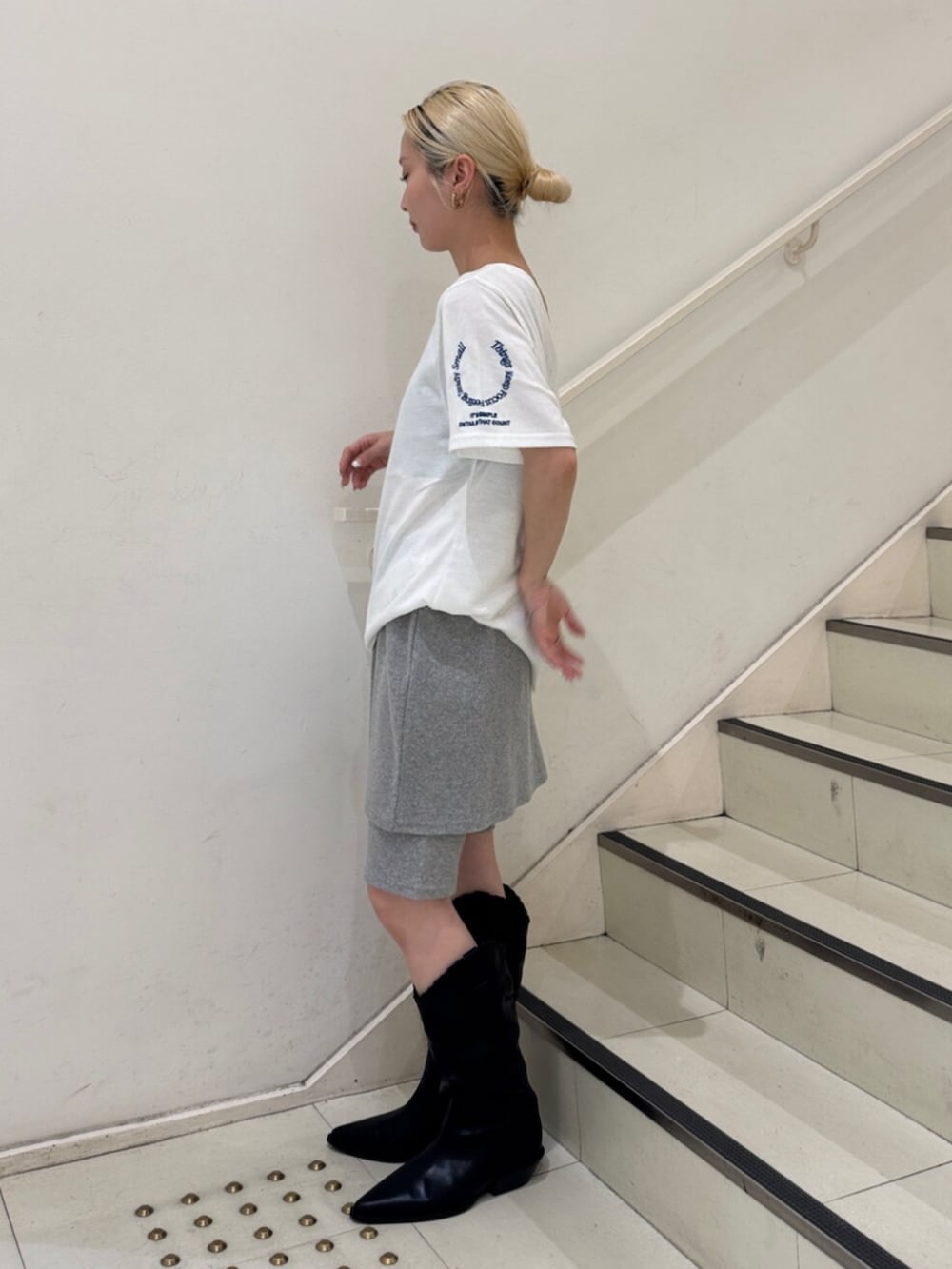 ブラック系のブーツ、ホワイト系のTシャツ/カットソー、グレー系のその他パンツを着用したレディースの夏コーディネートの2枚目の写真