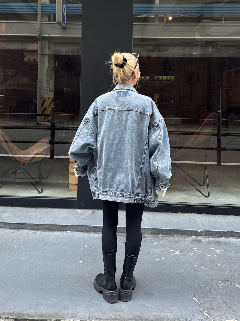 グレー系のTシャツ/カットソー、ブルー系のデニムジャケットを着用したレディースの春コーディネートの6枚目の写真