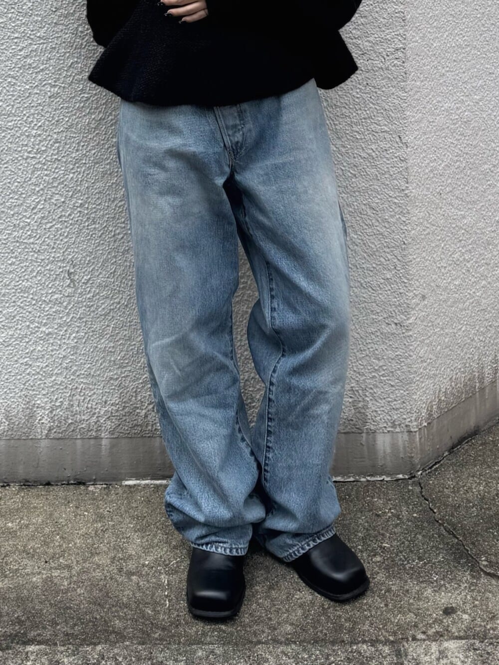 ブラック系のその他シューズ、ブルー系のデニムパンツ、ブラック系のニット/セーターを着用したレディースの秋コーディネートの5枚目の写真