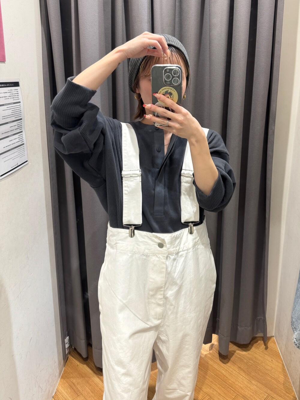 グレー系のTシャツ/カットソー、ホワイト系のつなぎ/オールインワン、グレー系のニットキャップ/ビーニーを着用したレディースの冬コーディネートの4枚目の写真