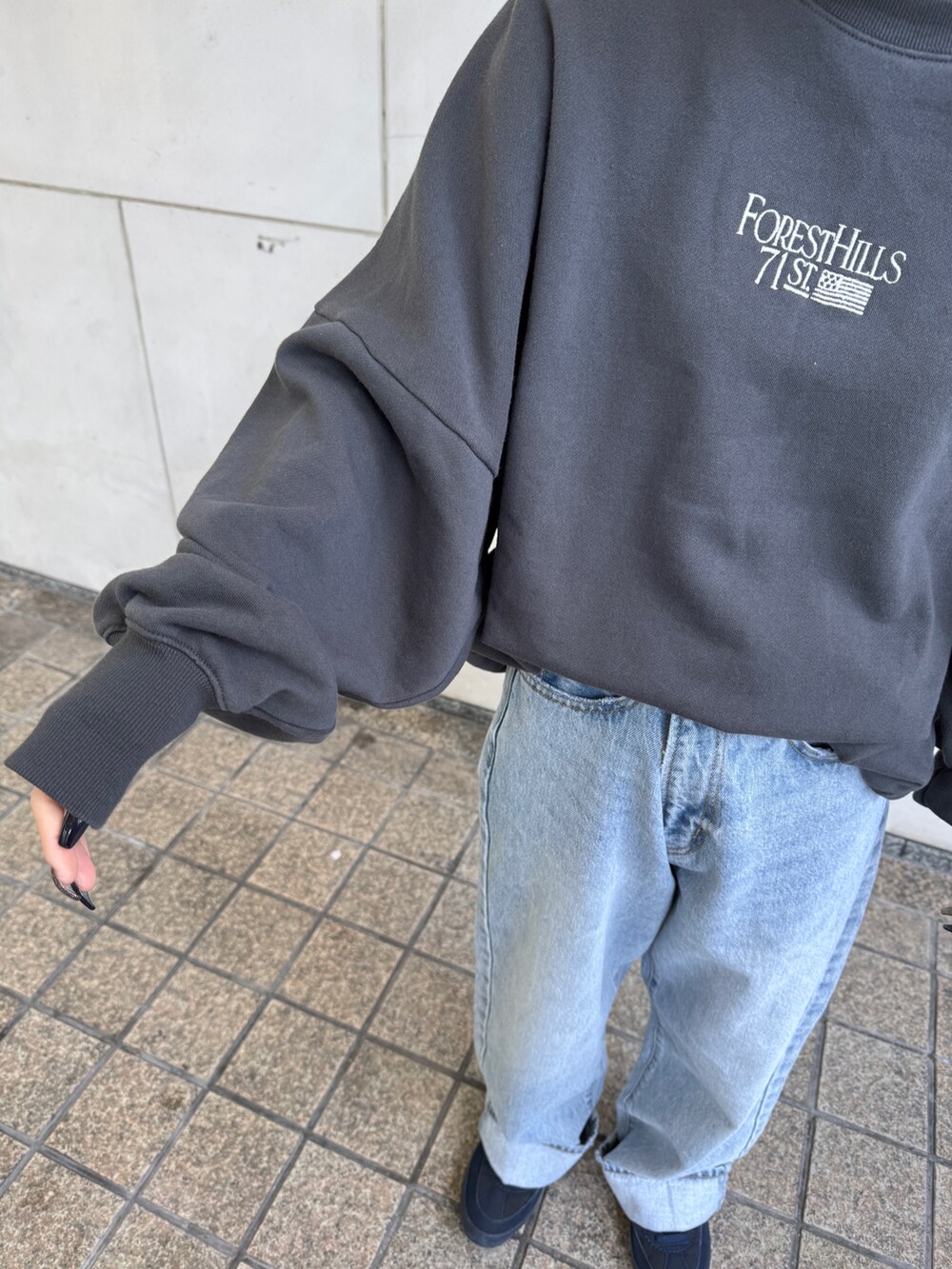 グレー系のスウェット、ブルー系のデニムパンツ、グレー系のニットキャップ/ビーニーを着用したレディースの冬コーディネートの9枚目の写真